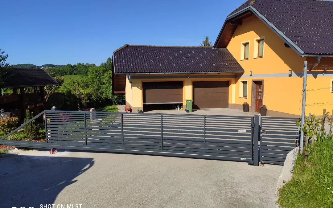 Drsna dvoriščna vrata Modern AW. 10. 106 – Dobje pri Planini