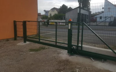 Drsna dvoriščna vrata – Ledinek