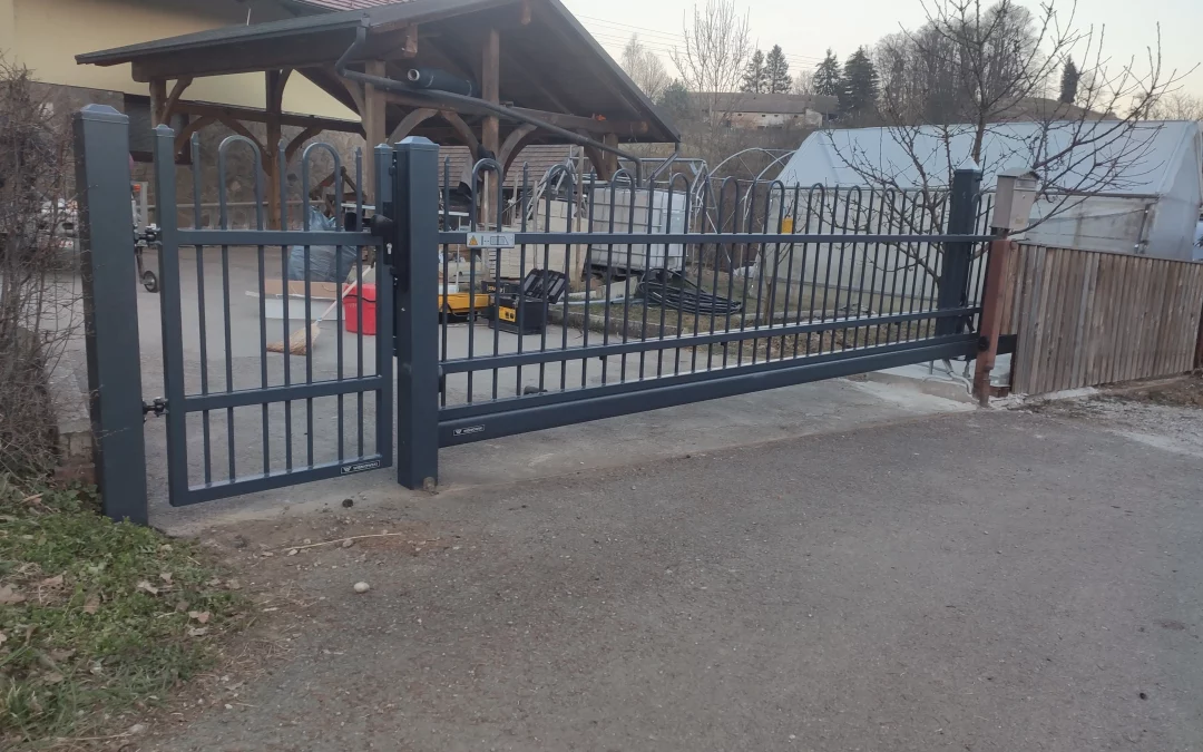 Drsna dvoriščna vrata – Kamnica