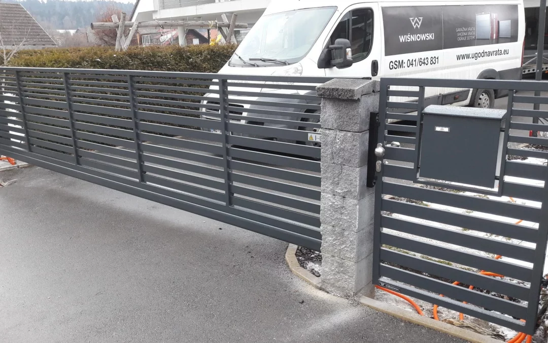 Drsna dvoriščna vrata – Kotlje