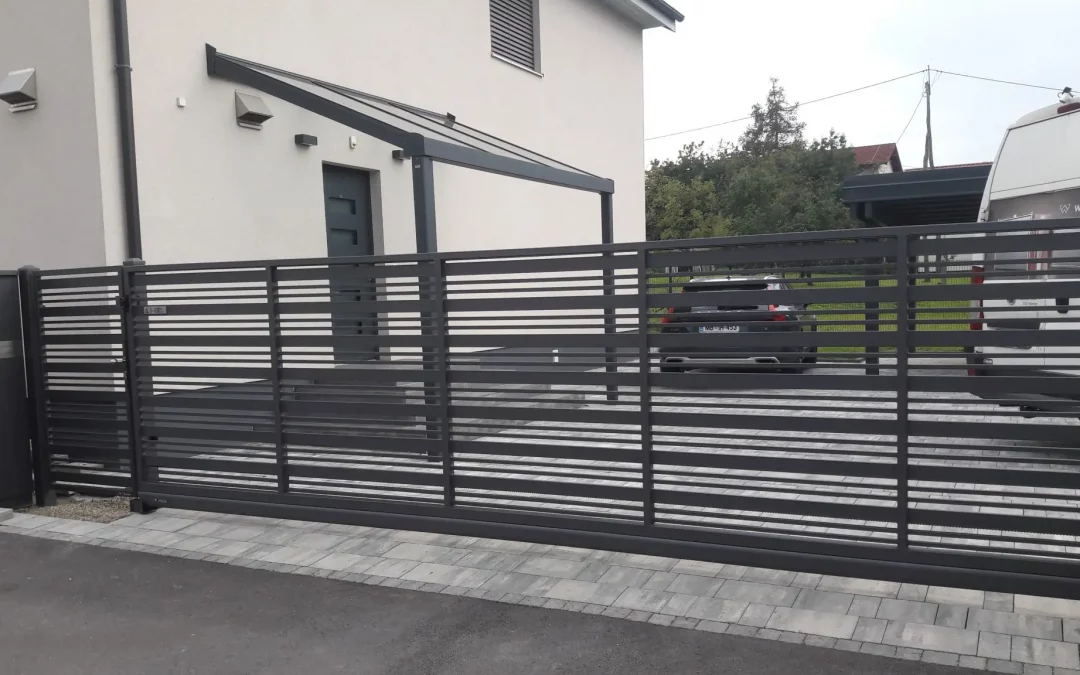 Drsna dvoriščna vrata – Hoče