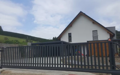 Drsna dvoriščna vrata – Svečina