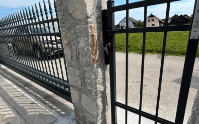 Popolna kombinacija varnosti in elegance: Montaža drsnih dvoriščnih vrat in vrat za osebni prehod!