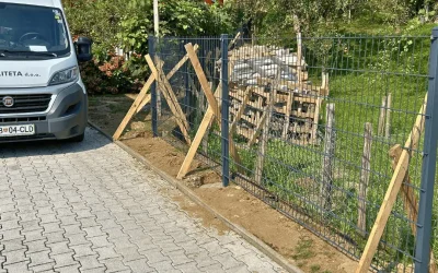 Montaža: VEGA 2D panelna ograja in OMEGA stebri – Maribor